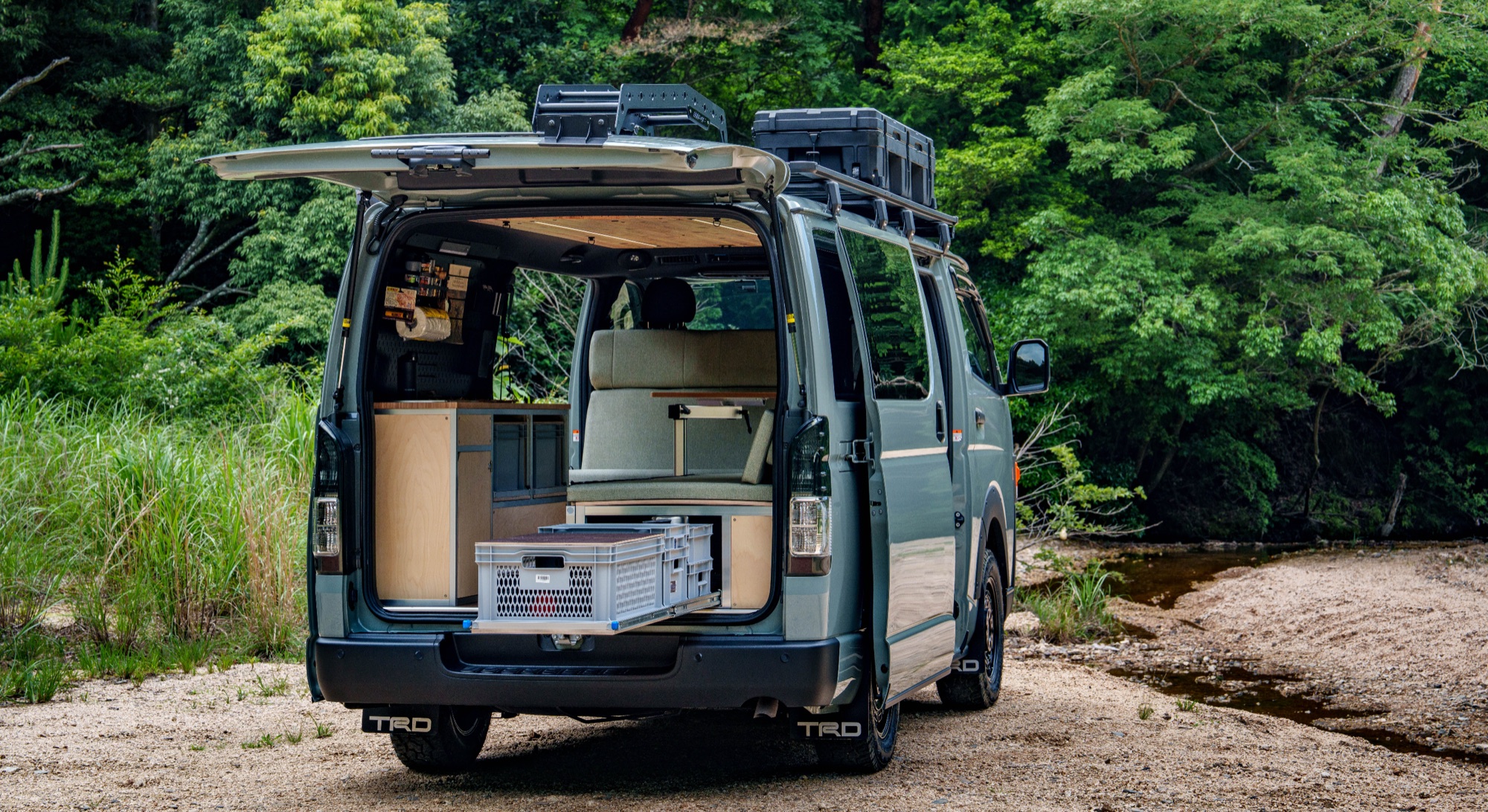 リアゲートを開けたハイエースと、Hexa Camper Modulesの家具