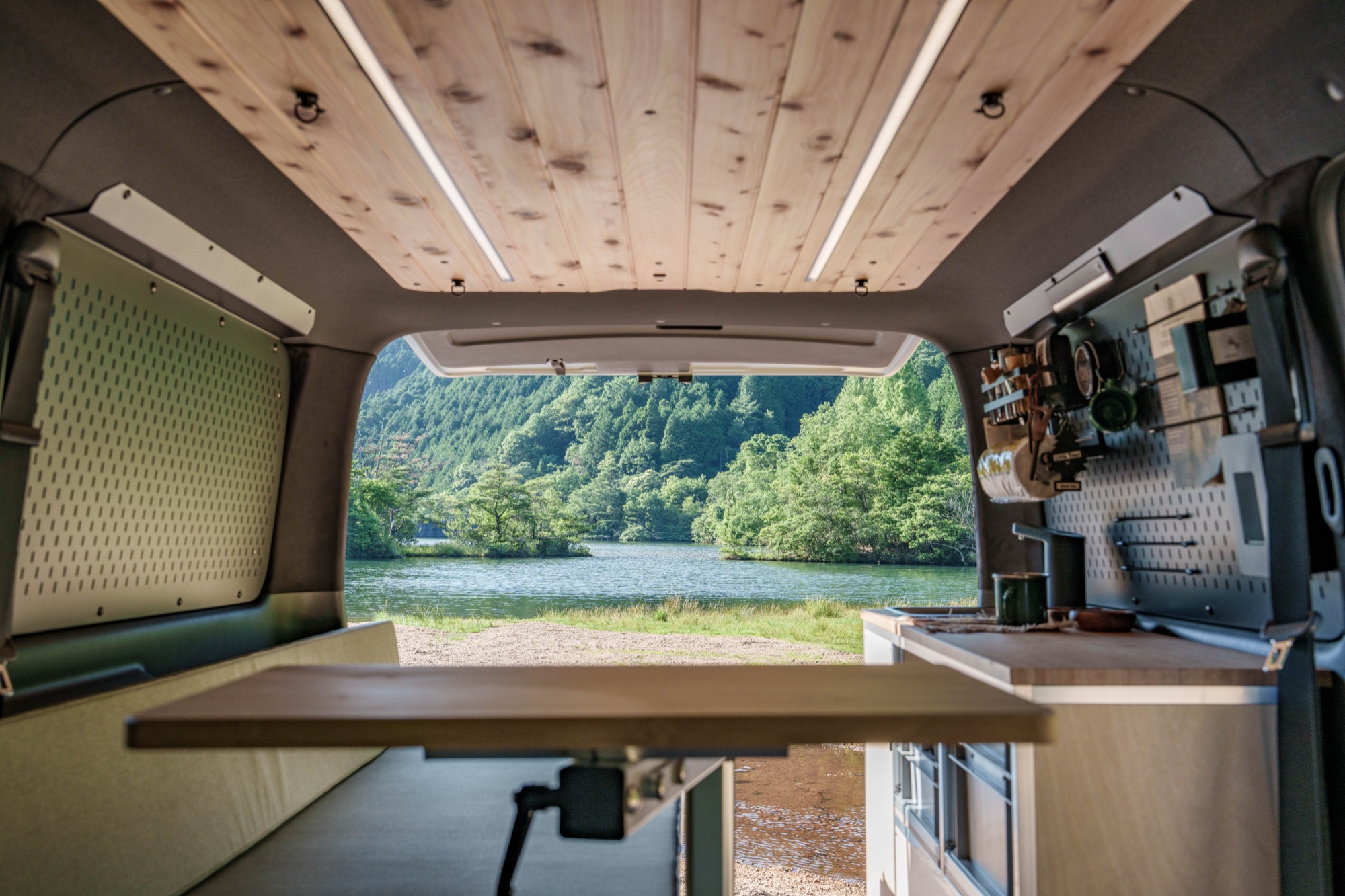 Hexa Camper Modulesの車内。檜の天井、サイドキャビネット、テーブル