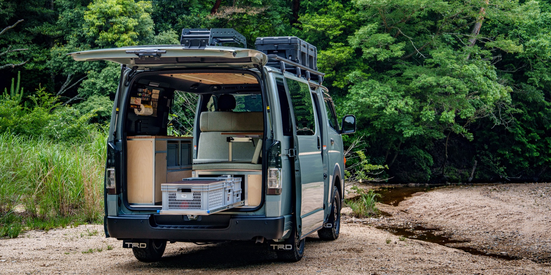 自然の中でバックドアを開けたGrid.の完成車